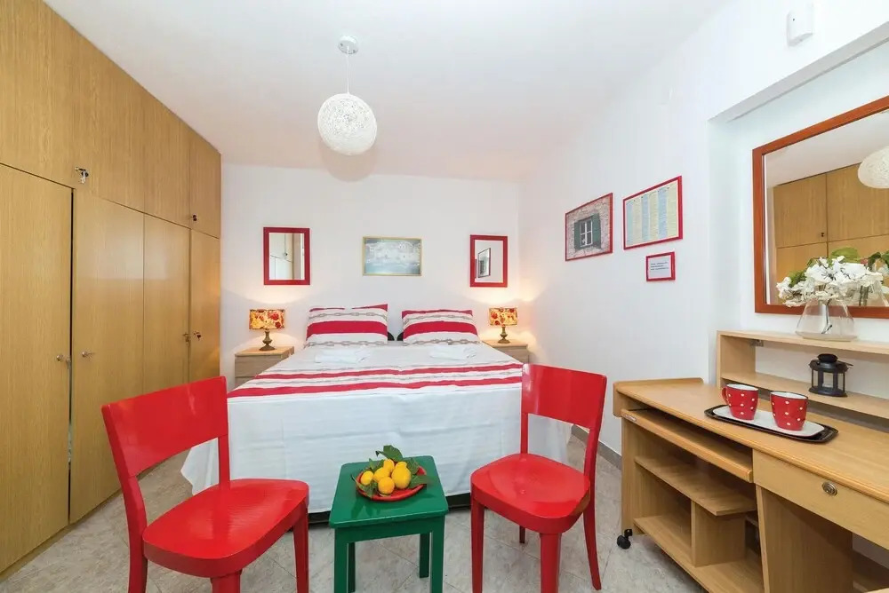 Amazing Home in Seget Donji With Wifi and 5 Bedrooms