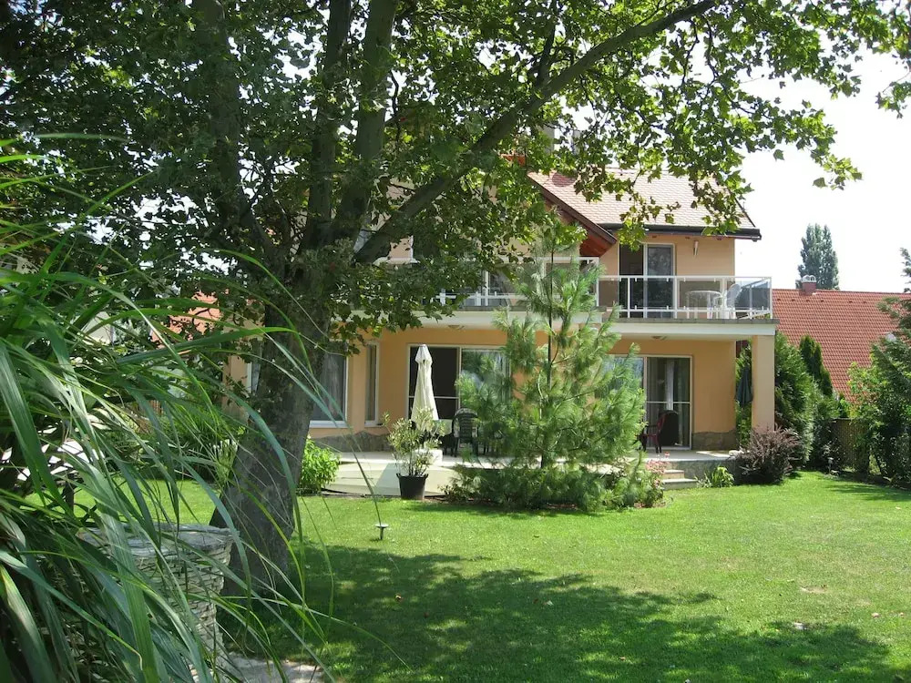 Sunshine Beach House  directly at the  lake
