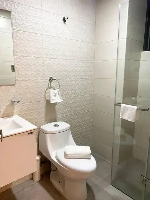 Modern n Chic Apt w Social Area at Rooftop