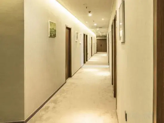 Puzzle Hotel Guangzhou Fenghuang New Village Subway Station