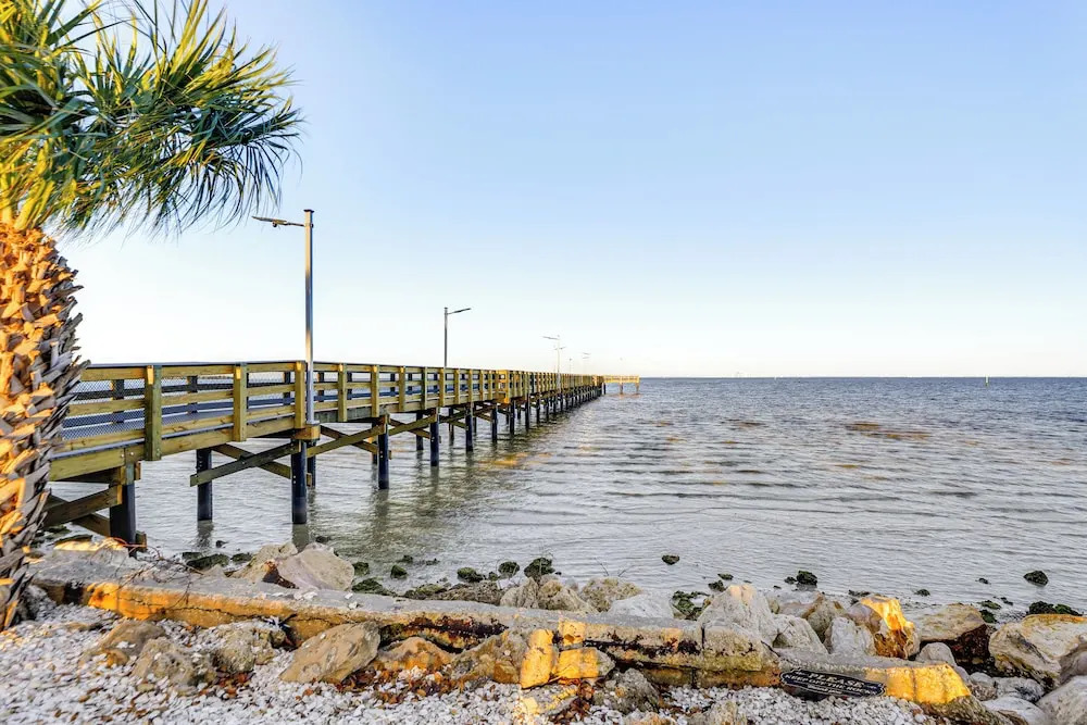 Walk to Beach & Marina! Ruskin Resort Retreat