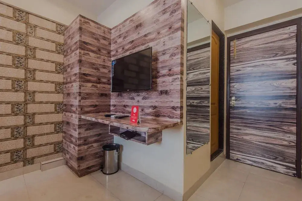 OYO 10016 Hotel Golden Inn