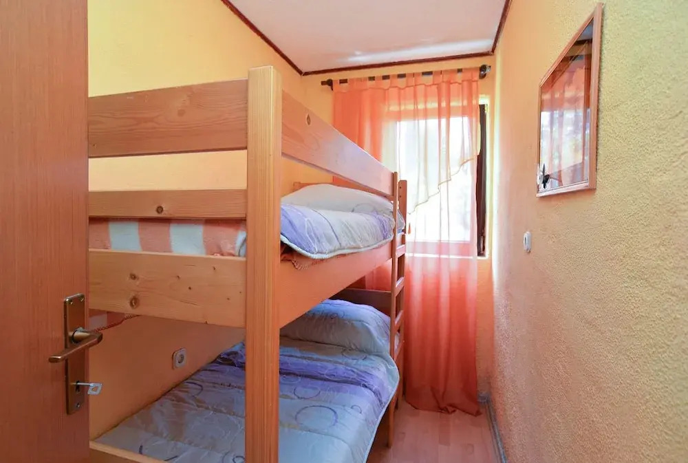 Apartment 498