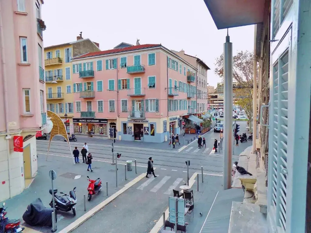 GARE 5 minutes GARIBALDI RÉPUBLIQUE chambre PRIVEE non FUMEUR pour voyageurs CALMES TRAM au pied de limmeuble