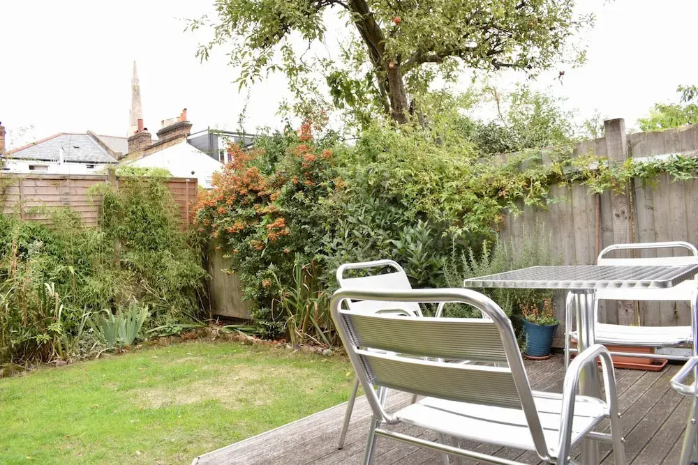 2 Bedroom Flat in Brockley With Garden