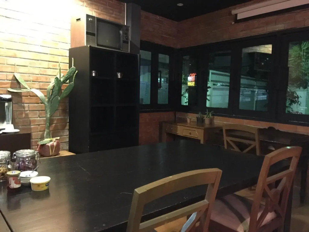 The neighbor hoot hostel & cafe