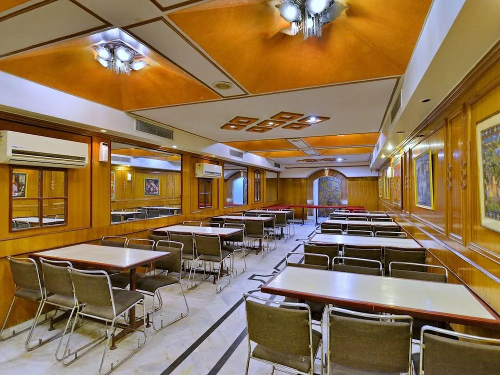 OYO Flagship 1298 Kohinoor Sindhi Camp