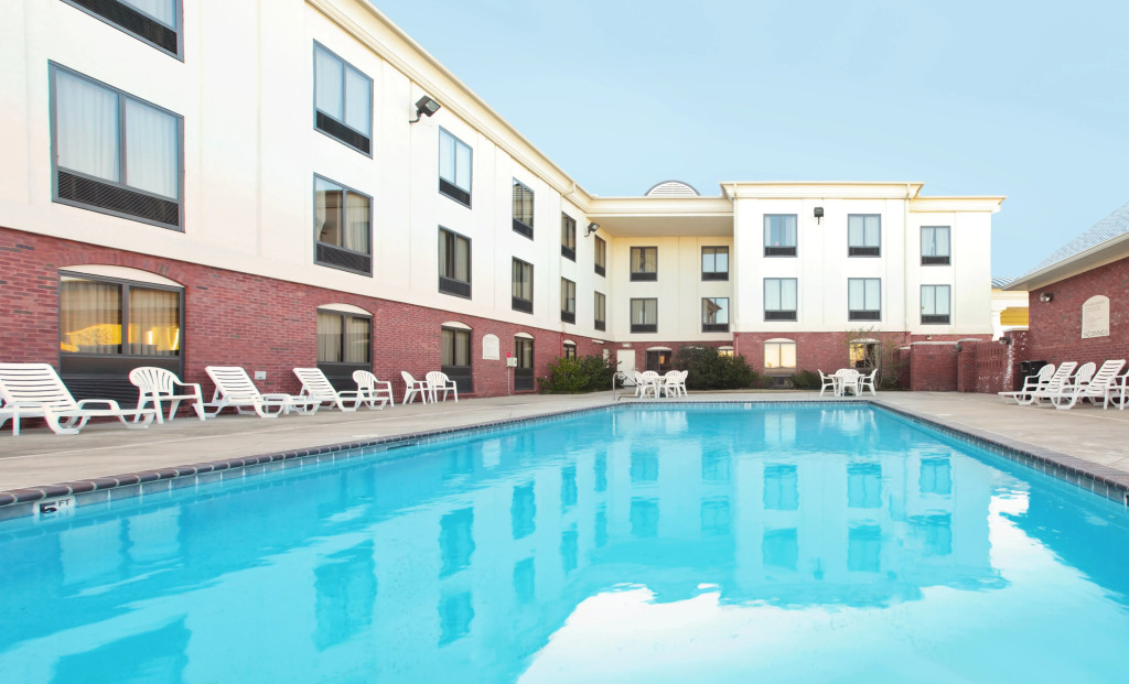 Holiday Inn Express Hotel & Suites Pine Bluff / Pines Mall by IHG