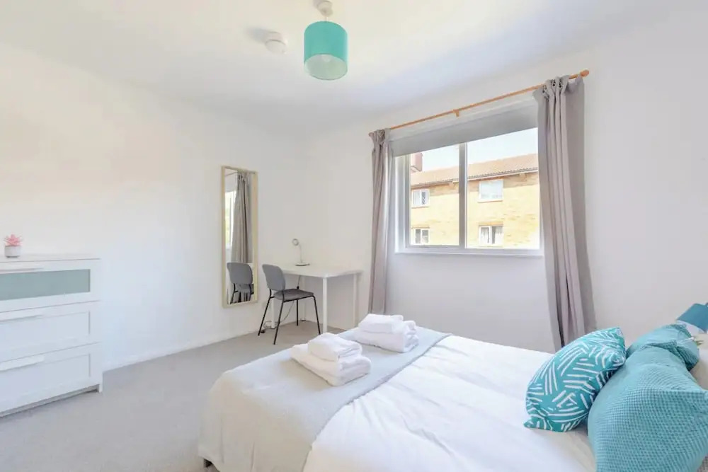 Lovely 4 Bed House w Garden, 1 Stop to Waterloo