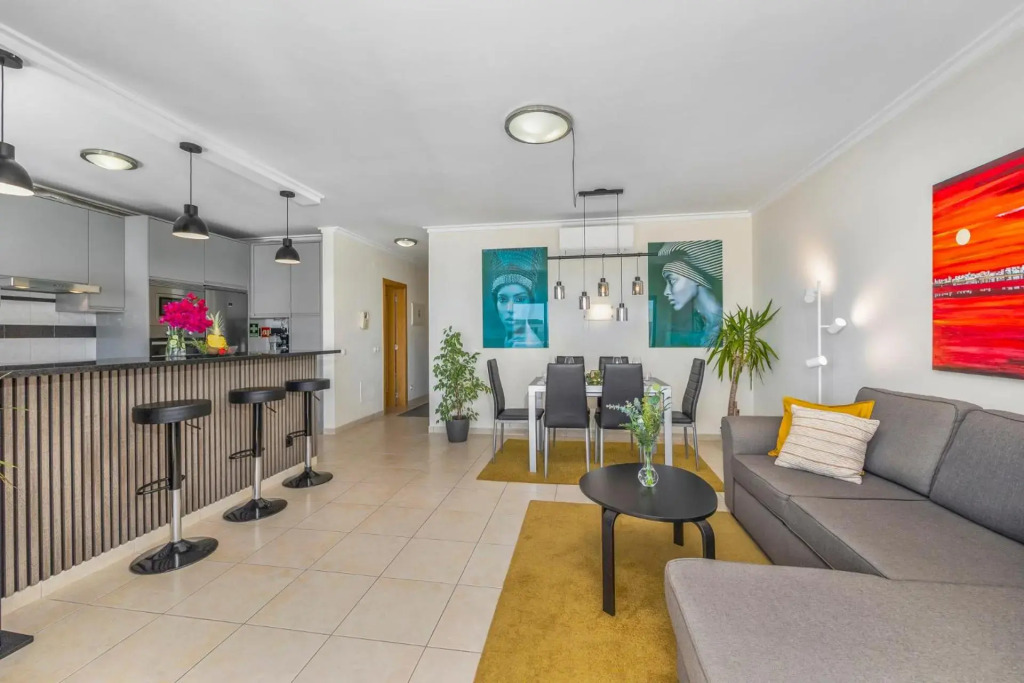 Central Penthouse Apartment w Seaview
