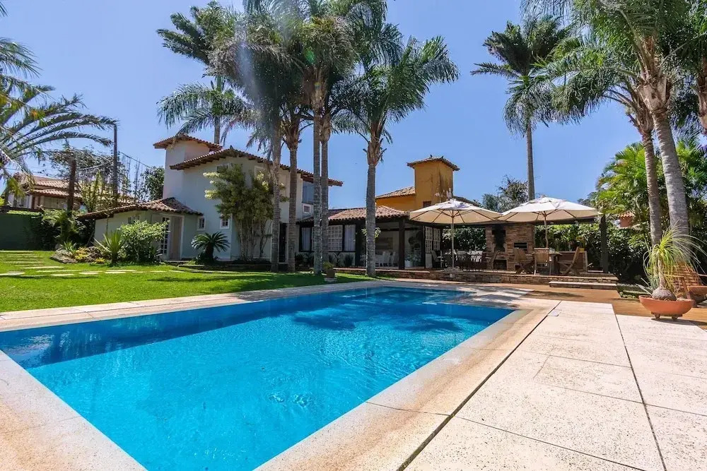 Excelente casa com piscina Armação