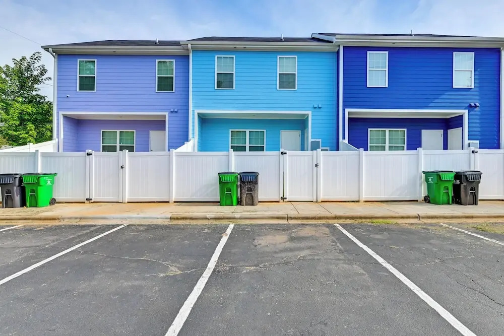 Modern Townhome w/ Yard: 5 Mi to Dtwn Charlotte