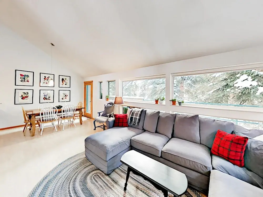 3BR w/ Fireplace, Pool, & Hot Tub