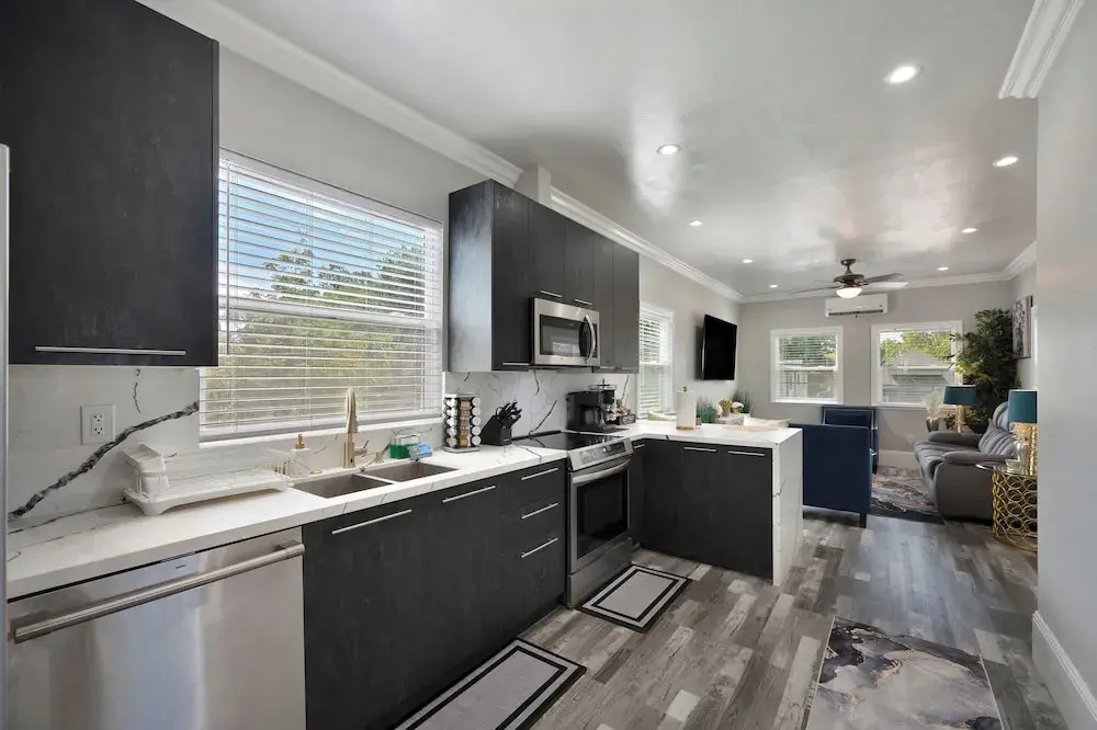 Walk to UC Davis Medical Center! Duplex w/ Patio