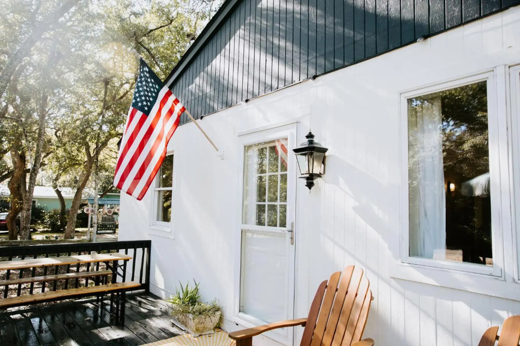 Cottage by the Sea: Pagnotto Shellback House
