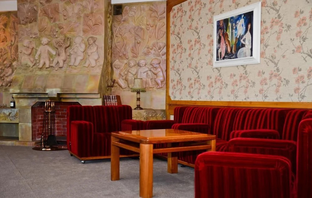 Auska Hotel