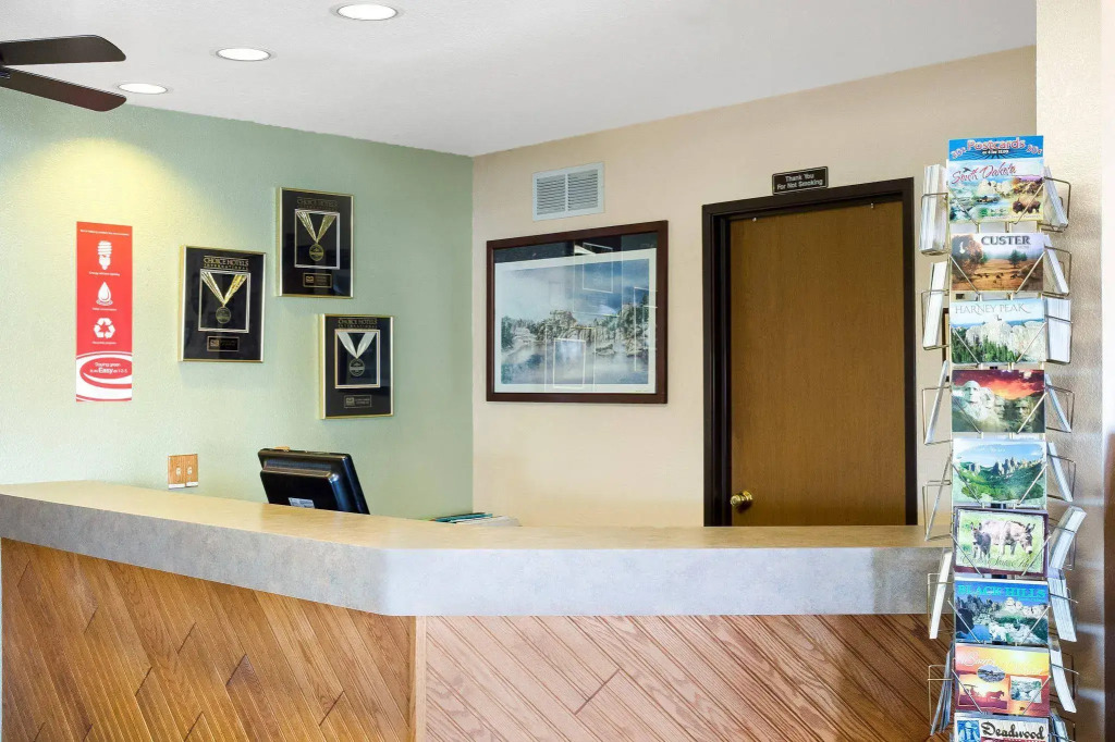 Econo Lodge, Downtown Custer Near Custer State Park and Mt Rushmore