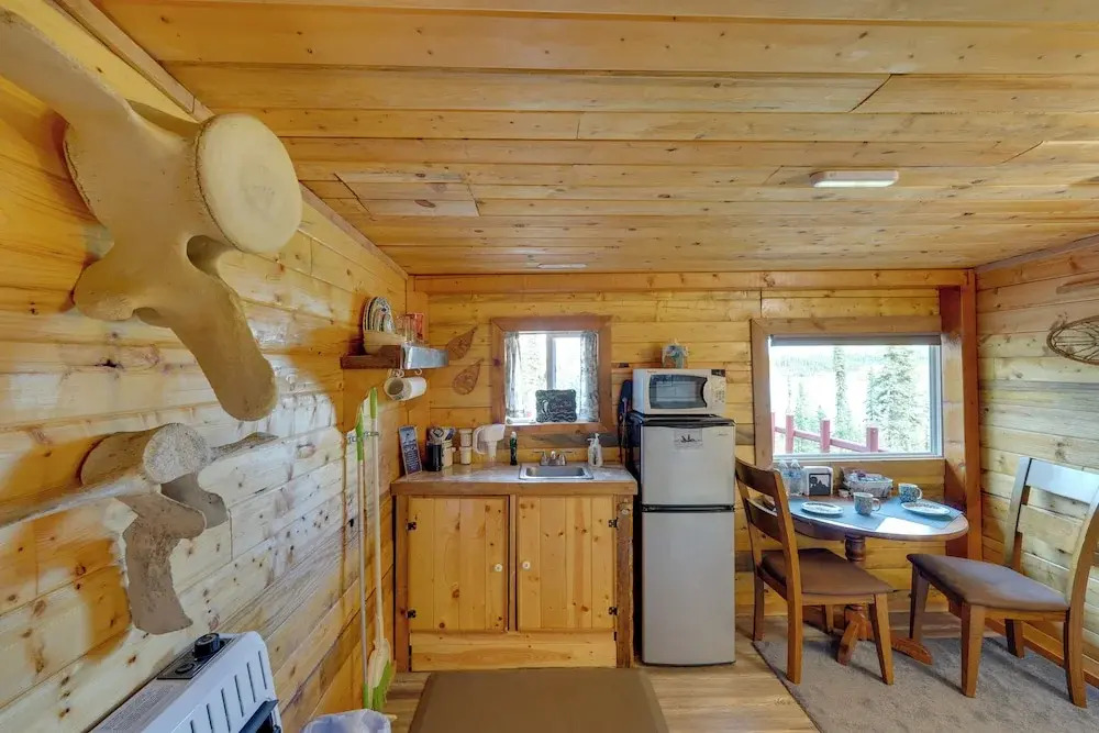 Ultimate Alaskan Retreat: Lakefront Soldotna Cabin