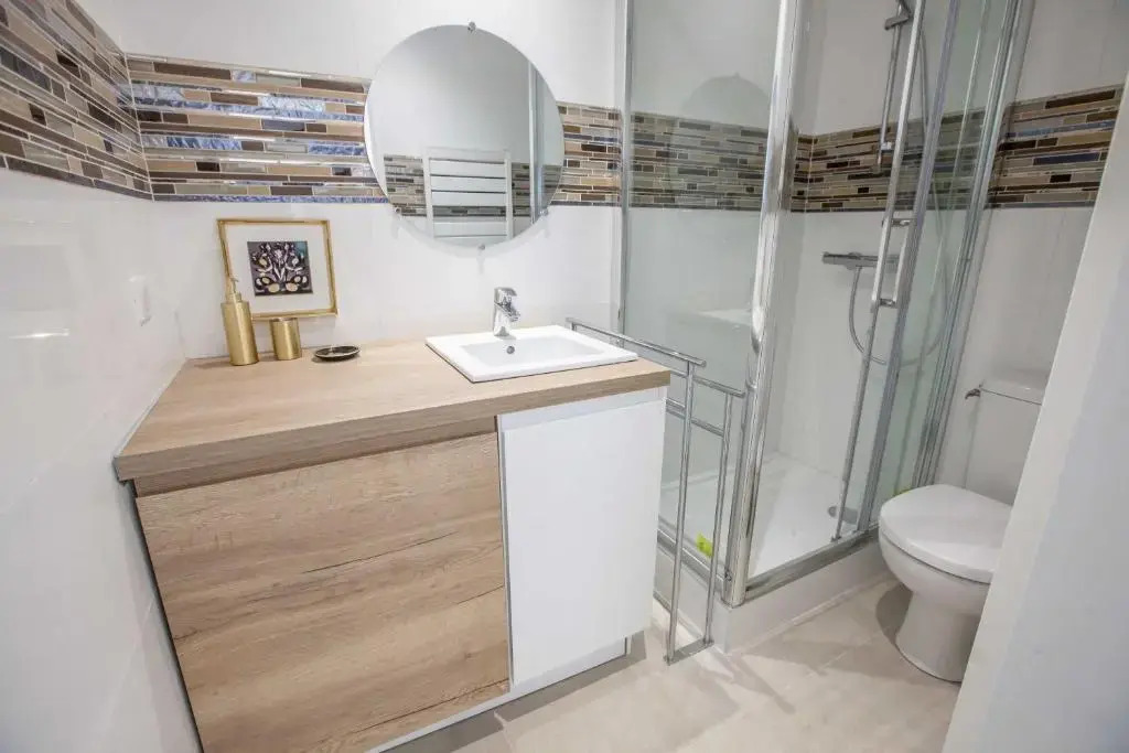 Très beau T2 climatisé refait à neuf, vue mer panoramique exceptionnelle à 120m à pied de la plage