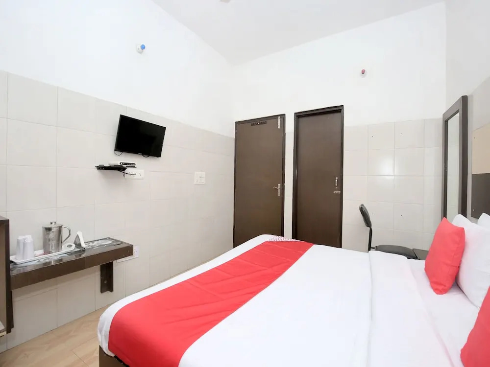 Collection O 12986 The Red Hotel