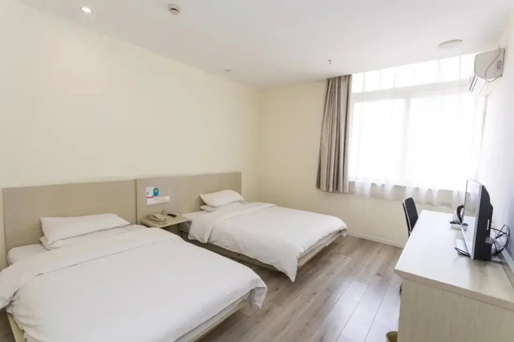 Pebble Motel (Kunshan Golden Eagle International Qianjin Middle Road)
