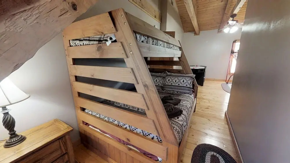 Dogwood Acre 3 Bedroom Cabin by RedAwning