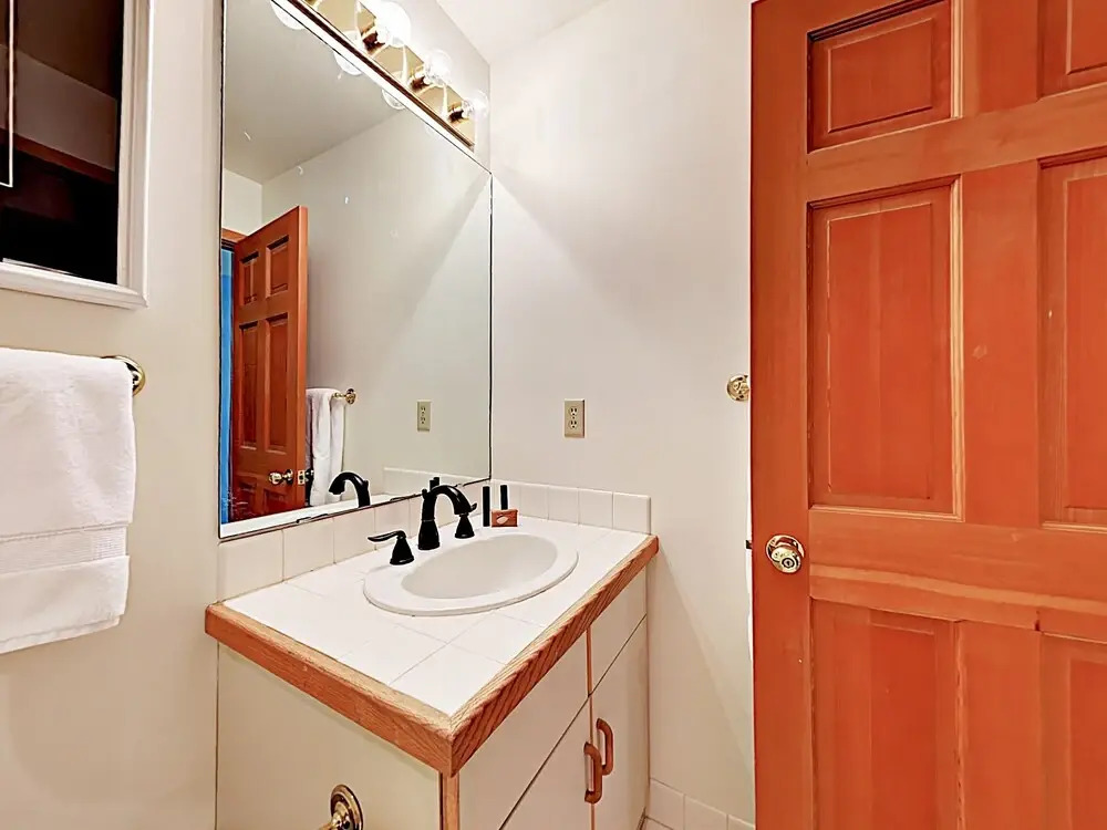 New Listing! Alpine Gem: Private Hot Tub & Sauna 3 Bedroom Townhouse