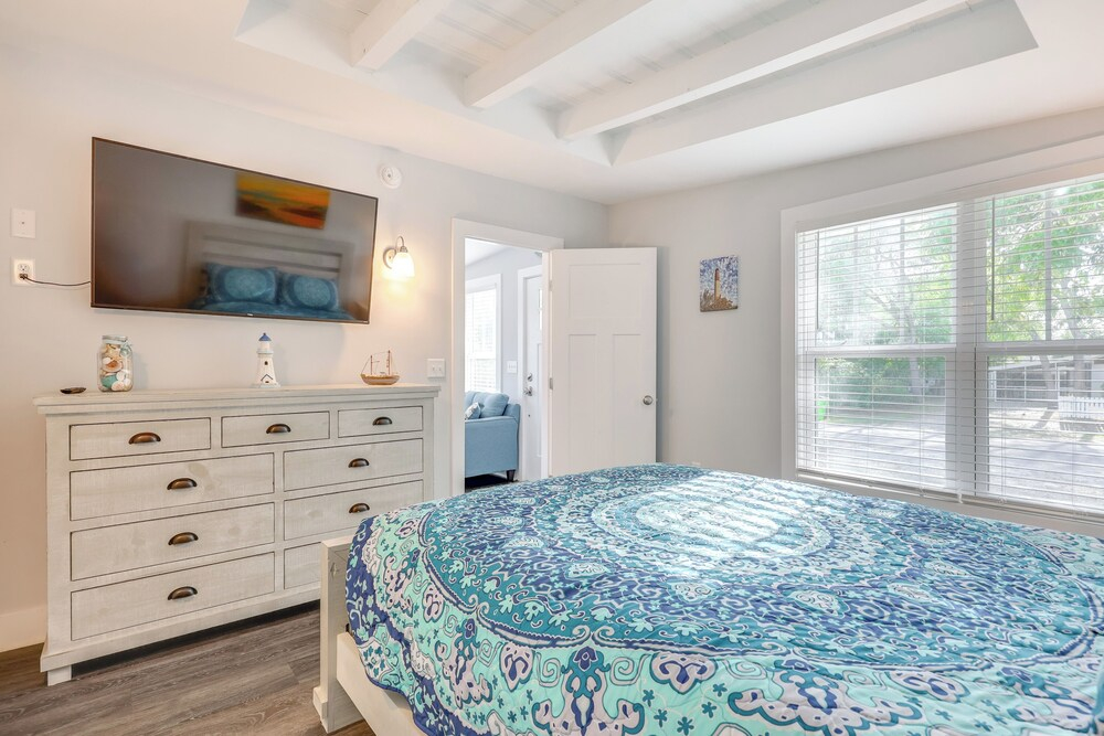 Modern Oak Island Escape: 1 Mile to Long Beach!