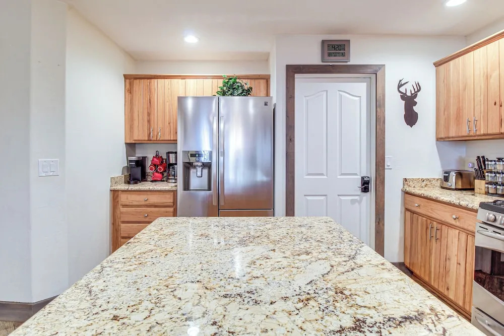 Near Woodland Lake Park: Cabin w/ Serene Deck!