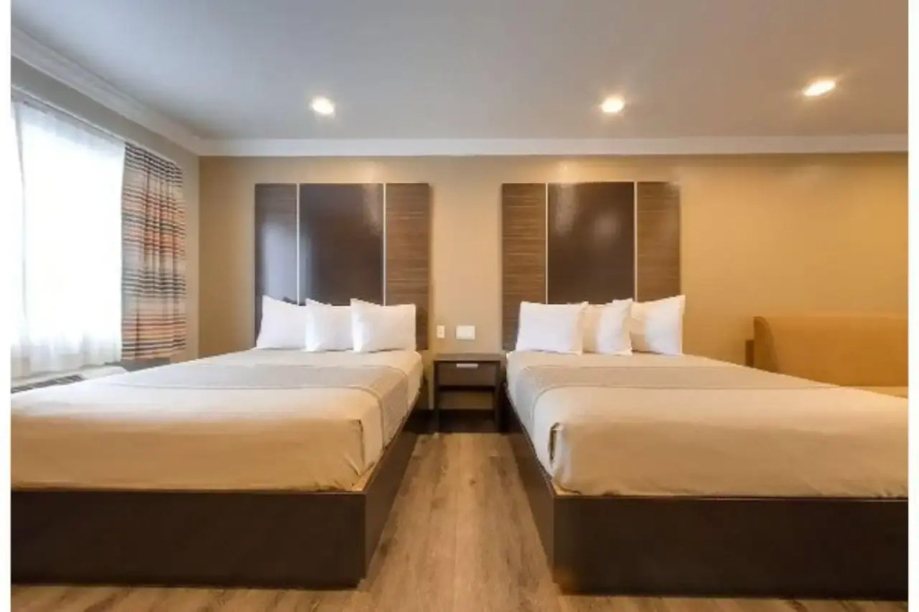 Eden Roc Inn & Suites near the Maingate