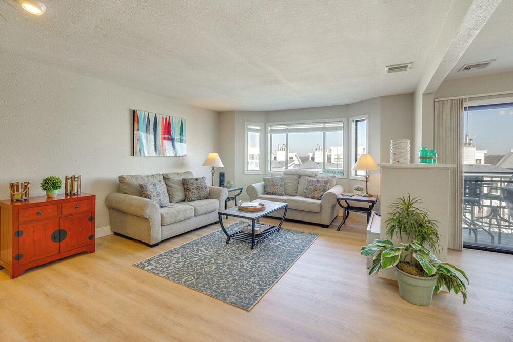 Charming Condo w/ Pool Access in Osage Beach!