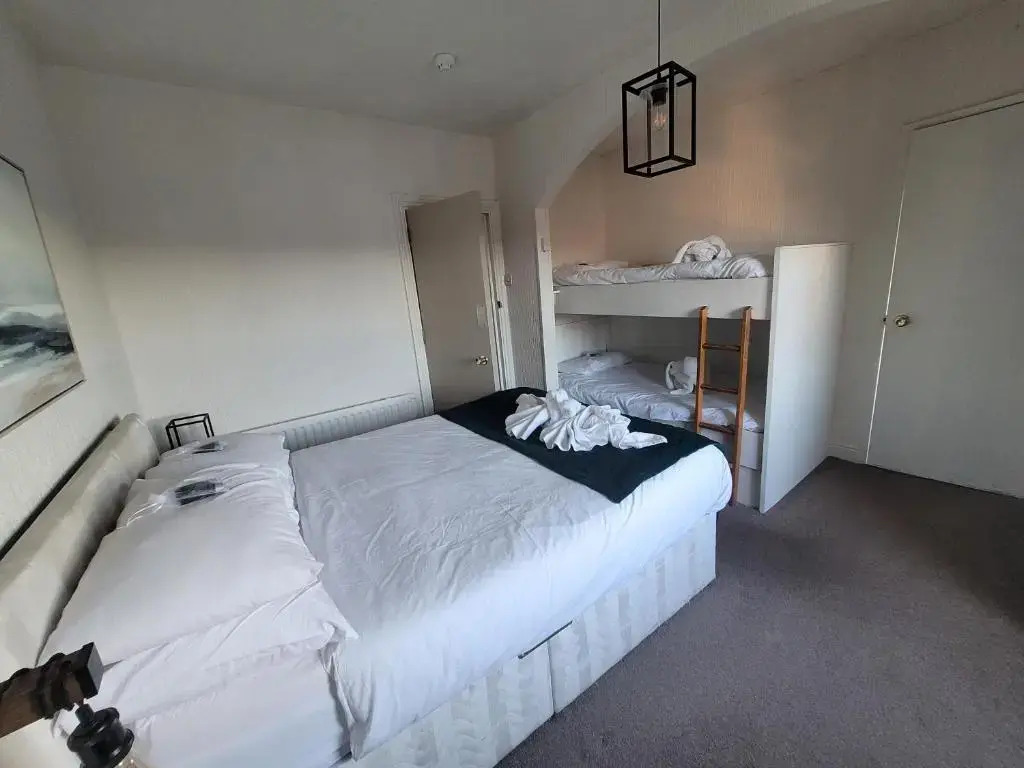 Sea view Penthouse flat 6 with fast WiFi and Free PARKING