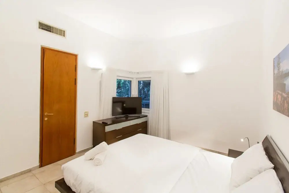 Frishman 2 BDRM 2 Baths 5 Min from beach