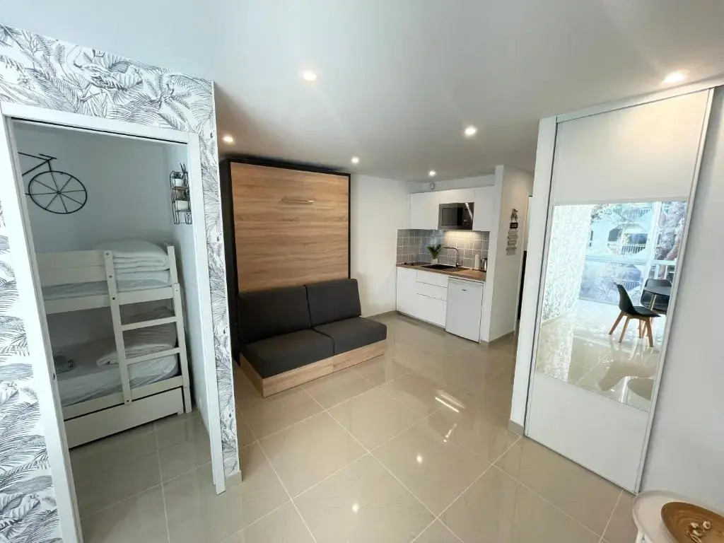 Grand studio en centre ville et à 50 mètres du port, climatisé