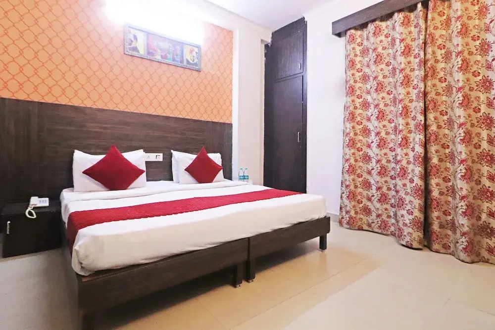 Mauryan Express Hotel Dashrathpuri Metro