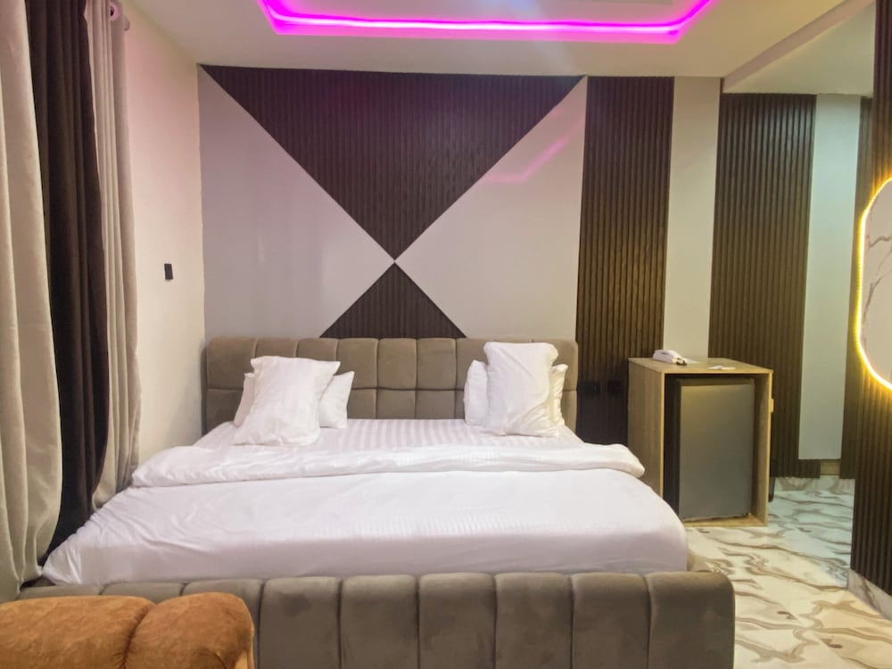 Tiano Hotel & Suites