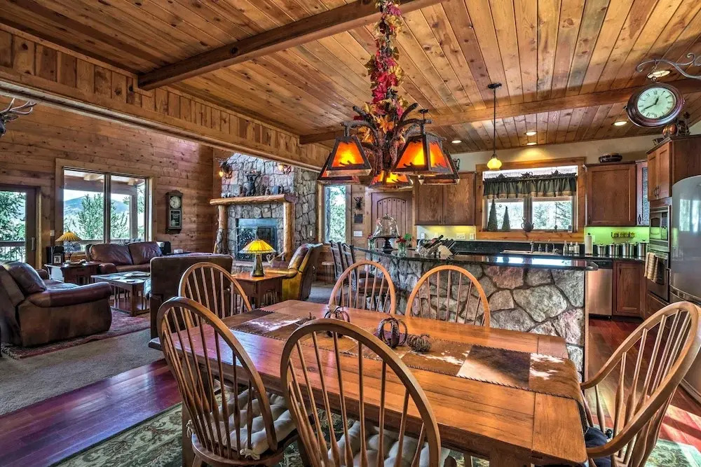 Luxury , Views, Hot Tub & Chef Kitchen 4 Bedroom Home by RedAwning