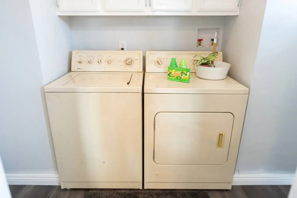 LARGE 4-BEDROOM HOUSE WITH AIR HOCKEY TABLE CLOSE TO DISNEYLAND IN ORANGE COUNTY  (p41)