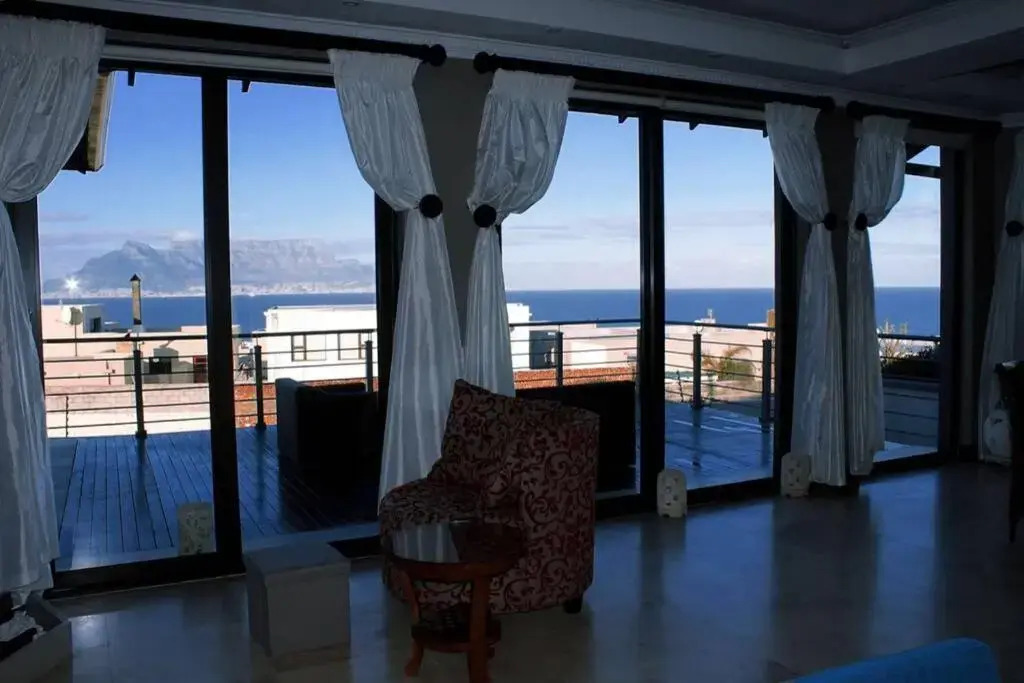 4 Bedroom Luxury Home with View of the Ocean and Table Mountain