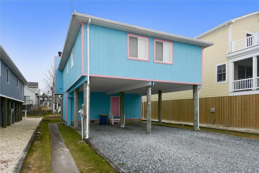 208 Hollywood Street by Long & Foster