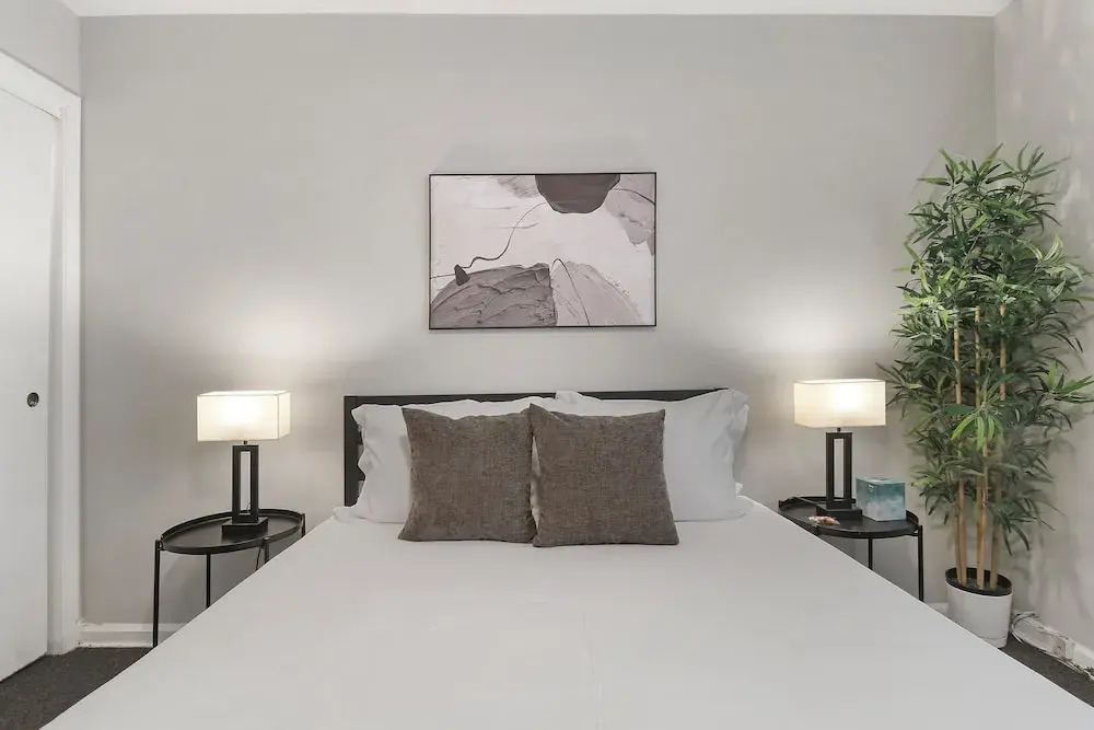 Cozy 1BR Apt Near Shops - Kimball C2