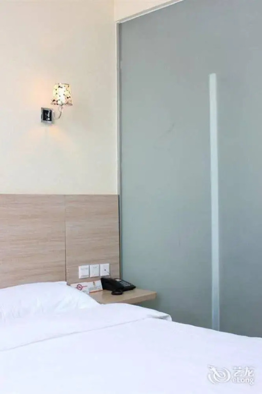 Super 8 by Wyndham Beijing Nan Luo Gu Xiang