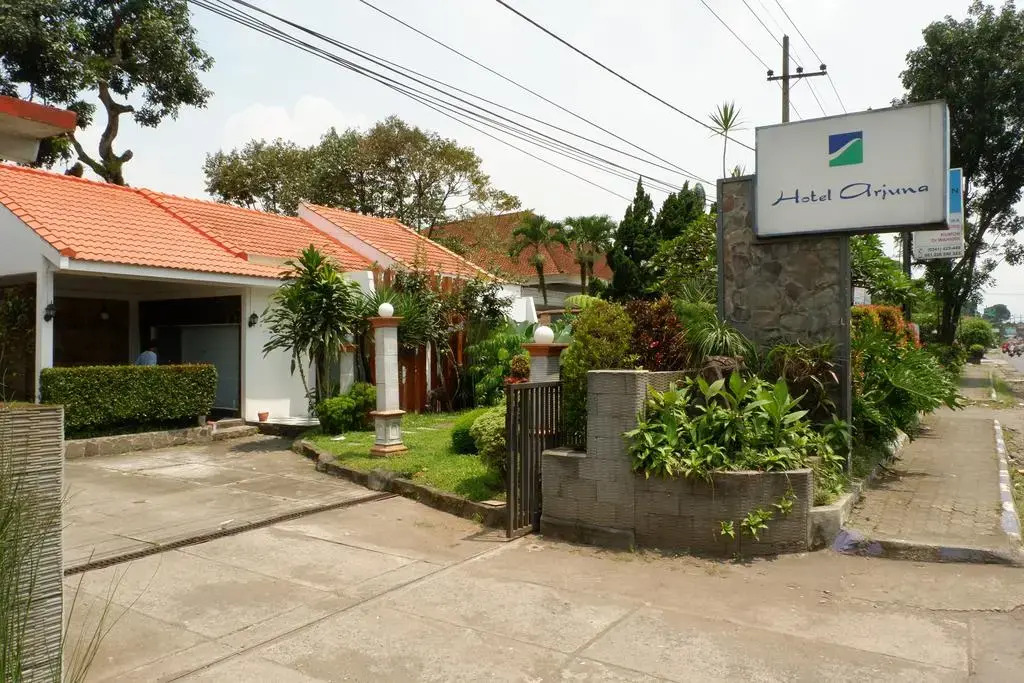 OYO 517 Hotel Arjuna Lawang