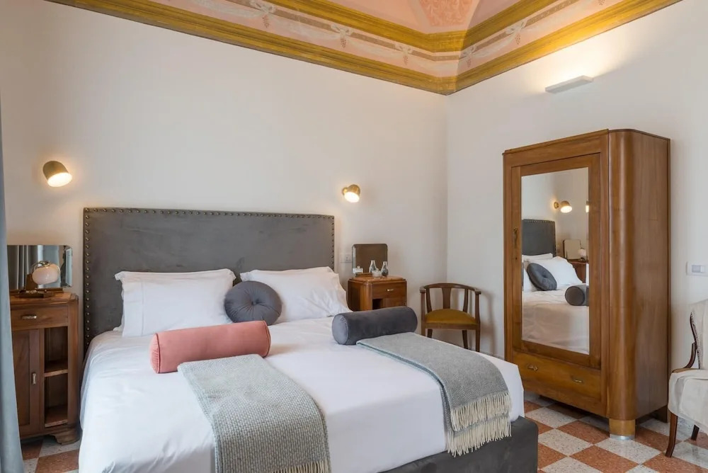 1940 Luxury Accommodations - Rubino Boutique Apartment