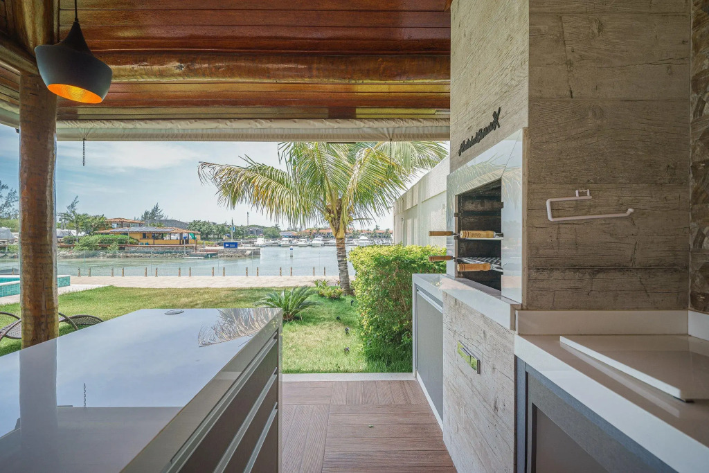 Casa Moderna com Quatro Suítes no Canal da Marina