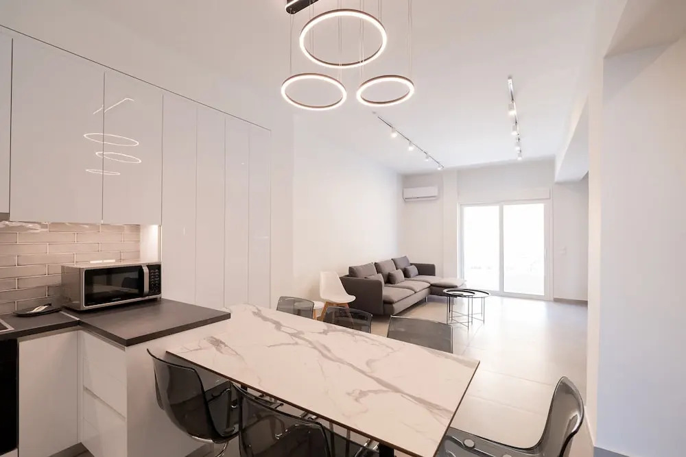LIV - Luminous Spacious Apartment in Pagrati