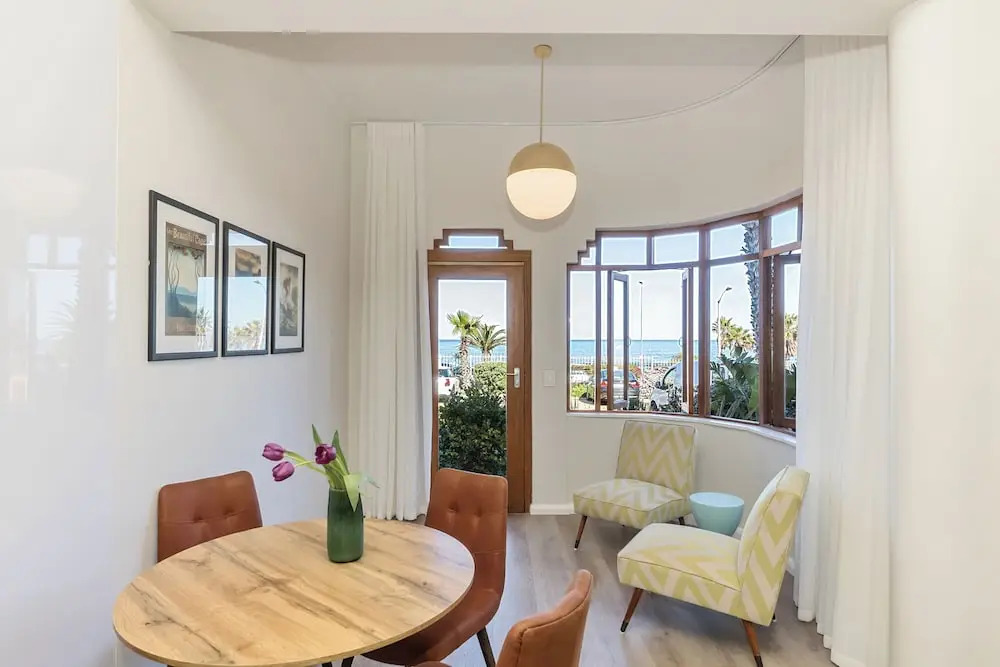 On the Beach in Camps Bay - Fully Equipped 2 Bedroom Apartment