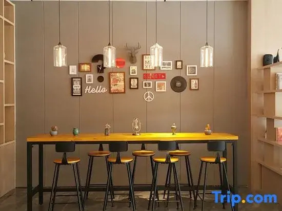 Yihai Hotel (Zhengzhou South China City Longhu Jinyi City Shopping Center Branch)