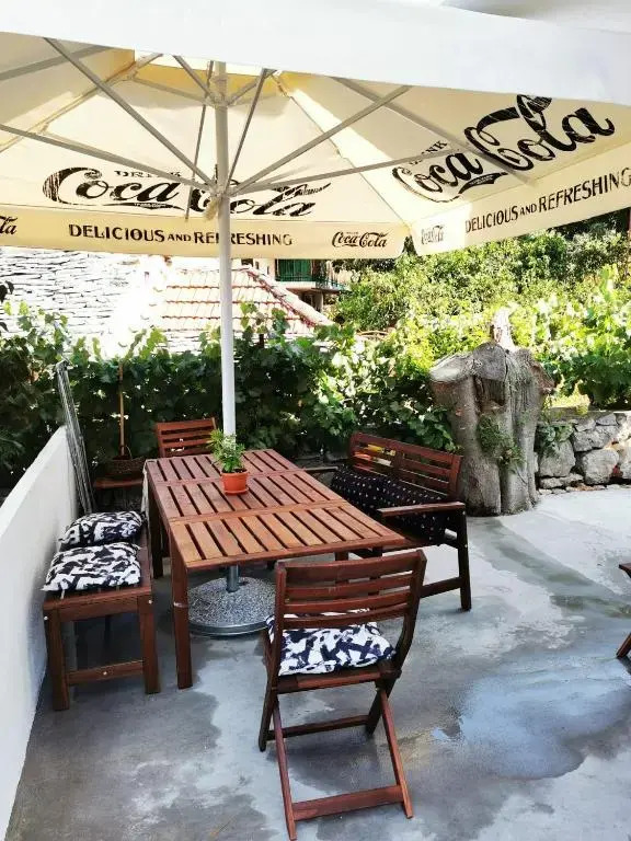 Centrally located 3 Bedroom Holiday House OLive with private garden