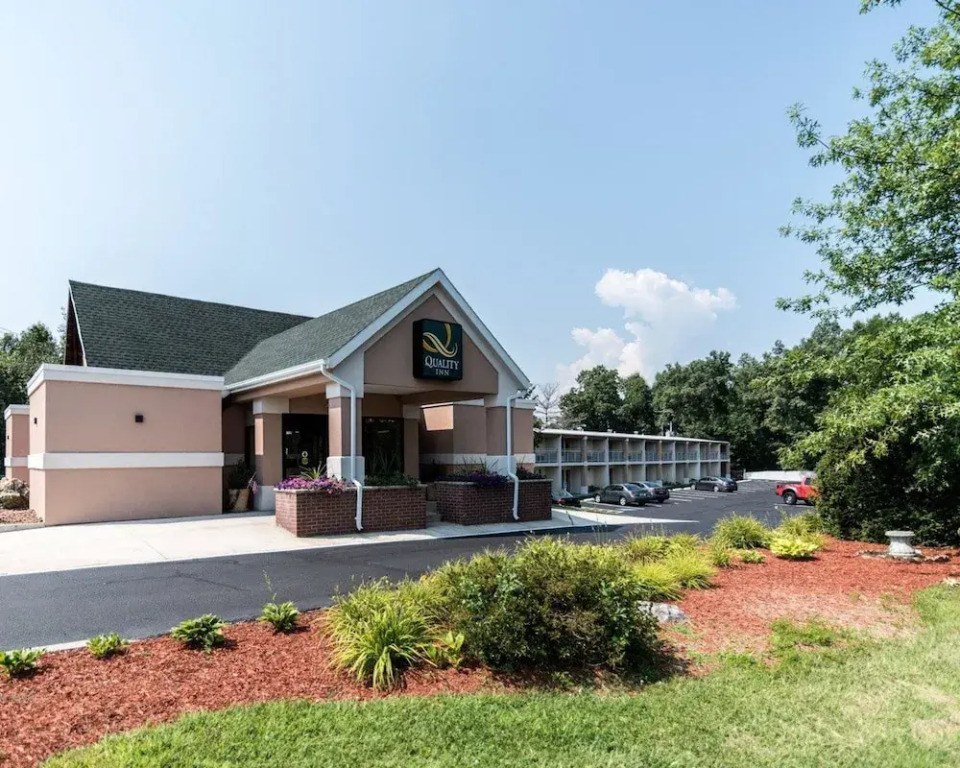 Econo Lodge Inn & Suites Westfield